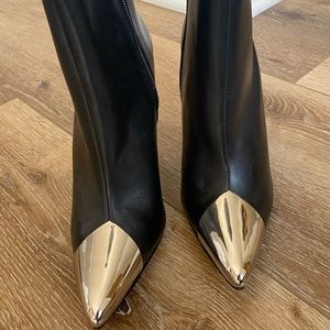 Brand New SCHUTZ Rosangela booties Size 6